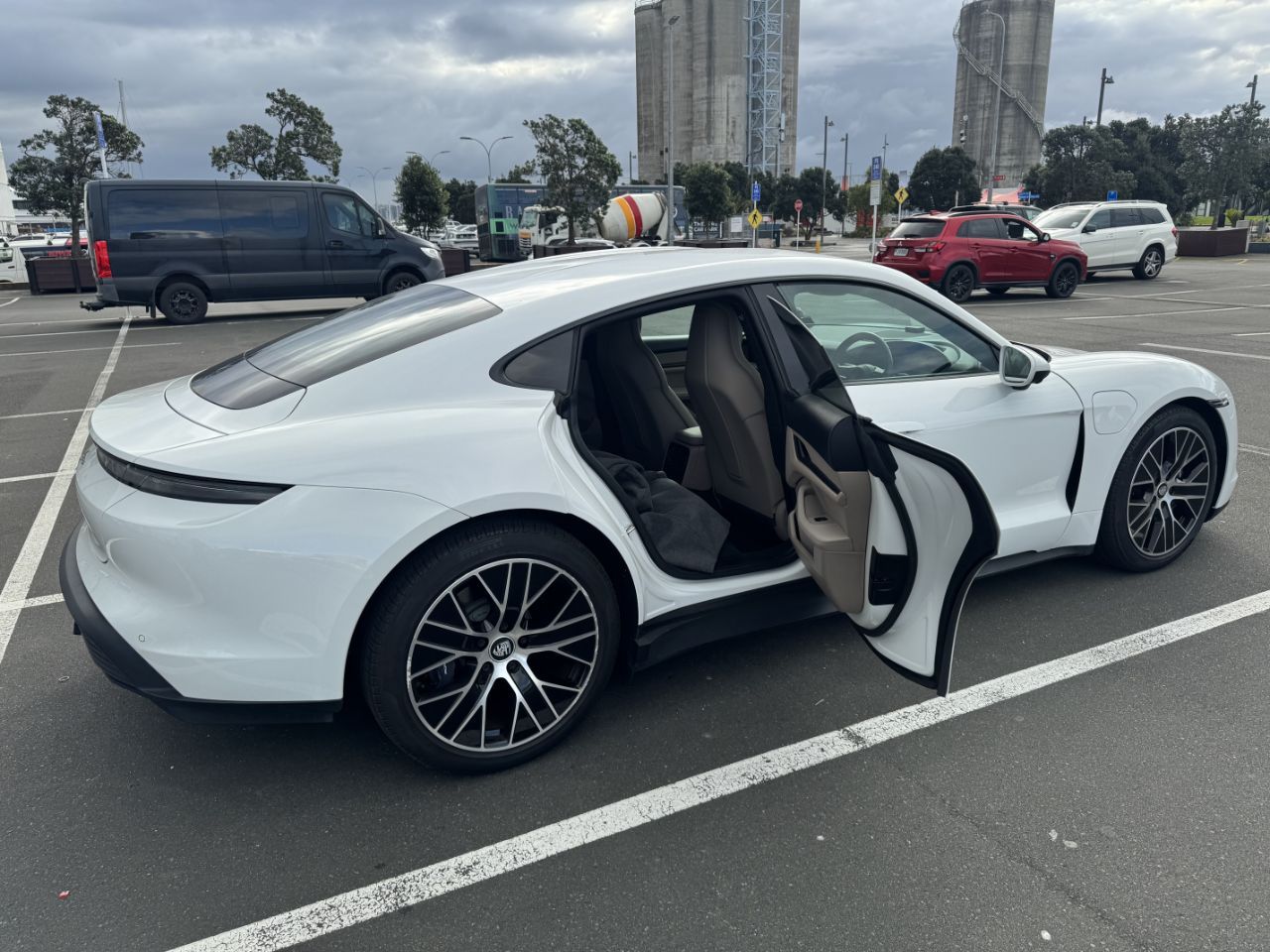 Vehicle image 4